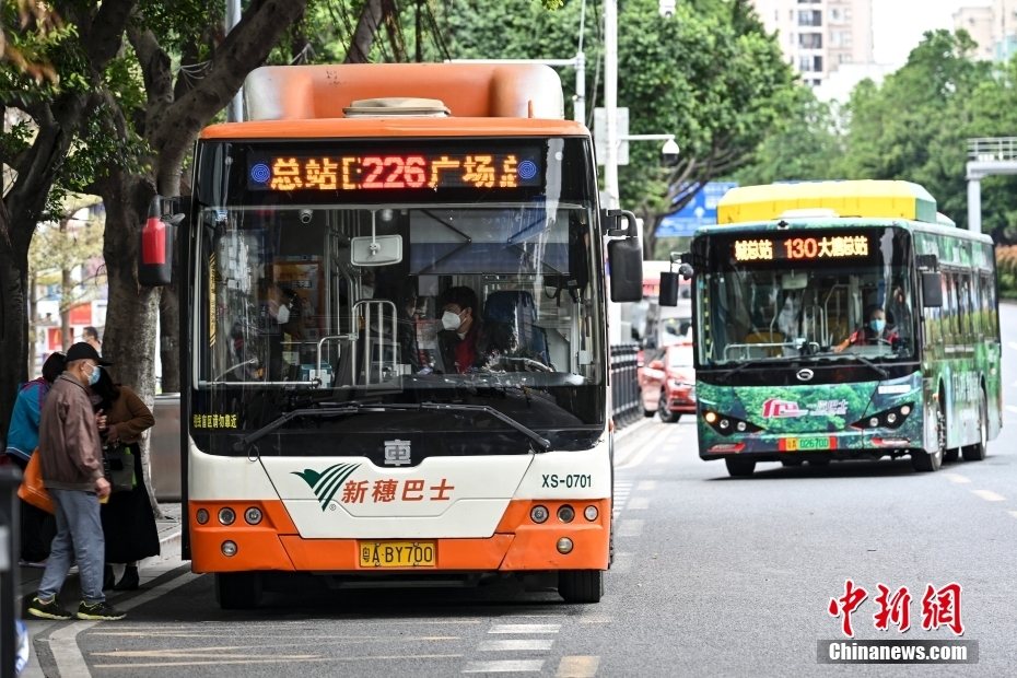 12月1日，廣東省廣州市海珠區(qū)，公交車有序進站。中新社記者 陳驥旻 攝 