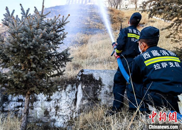 12月6日，布達(dá)拉宮消防救援大隊(duì)在布達(dá)拉宮山體林草區(qū)域開展?jié)窕ぷ?。　劉?攝