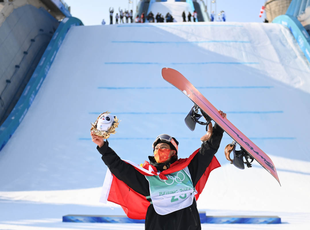 2022年2月15日，中國(guó)選手蘇翊鳴在單板滑雪男子大跳臺(tái)決賽奪冠后慶祝。新華社記者黃宗治攝